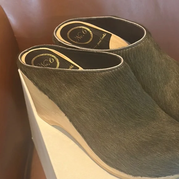 No. 6 Store: Green/Tan Clogs - Picture 8 of 11